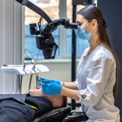 Microscope dentaire : avantages et installation en Wallonie